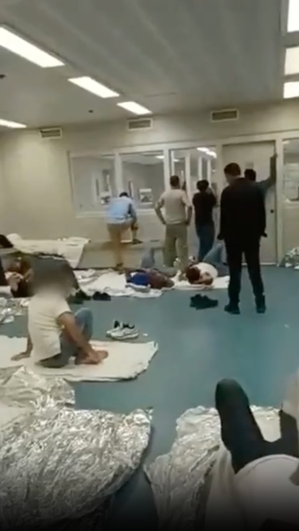 博牛配资 美媒: 纽约一联邦大楼内被拘移民画面曝光, 拍摄者自称“像狗一样”被对待